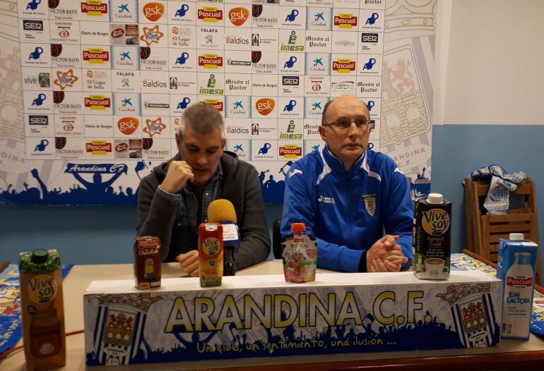 Javier Álvarez de los Mozos (i) junto al jefe de prensa del club, Javier Gómez.