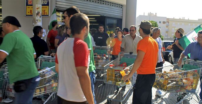 Militantes del Sindicato Andaluz de Trabajadores que han entrado en un supermercado de Écija (Sevilla)