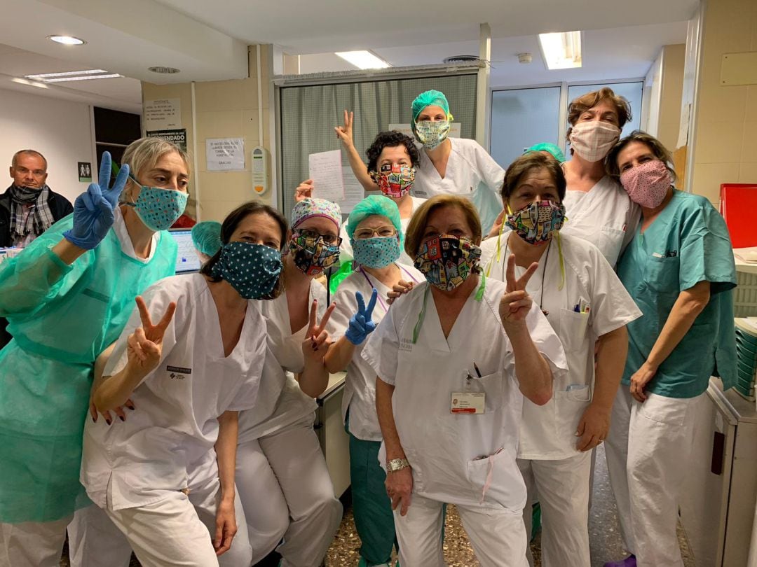 Personal sanitario con mascarillas confeccionadas por las alumnas de El Telar de Isa