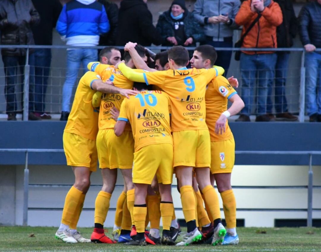 Los jugadores del Compos celebran un gol en el partido de ida ante la UD Ourense