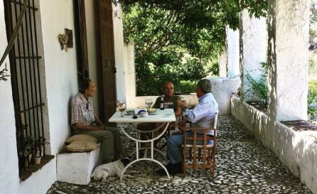 Antonio Gala, junto con su secretario, Luis Cárdenas y el presidente de la Fundación, Francisco Carmona en el porche de La Baltasara (2016)