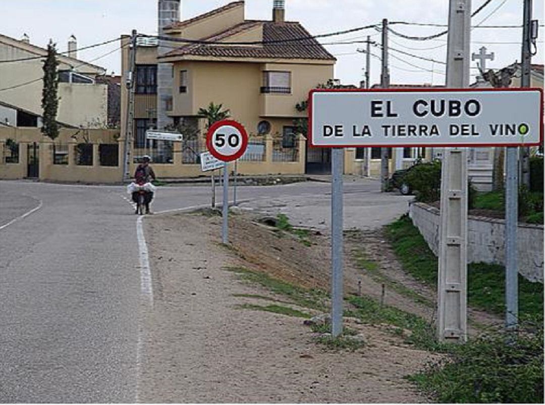 Cartel a la entrada del pueblo