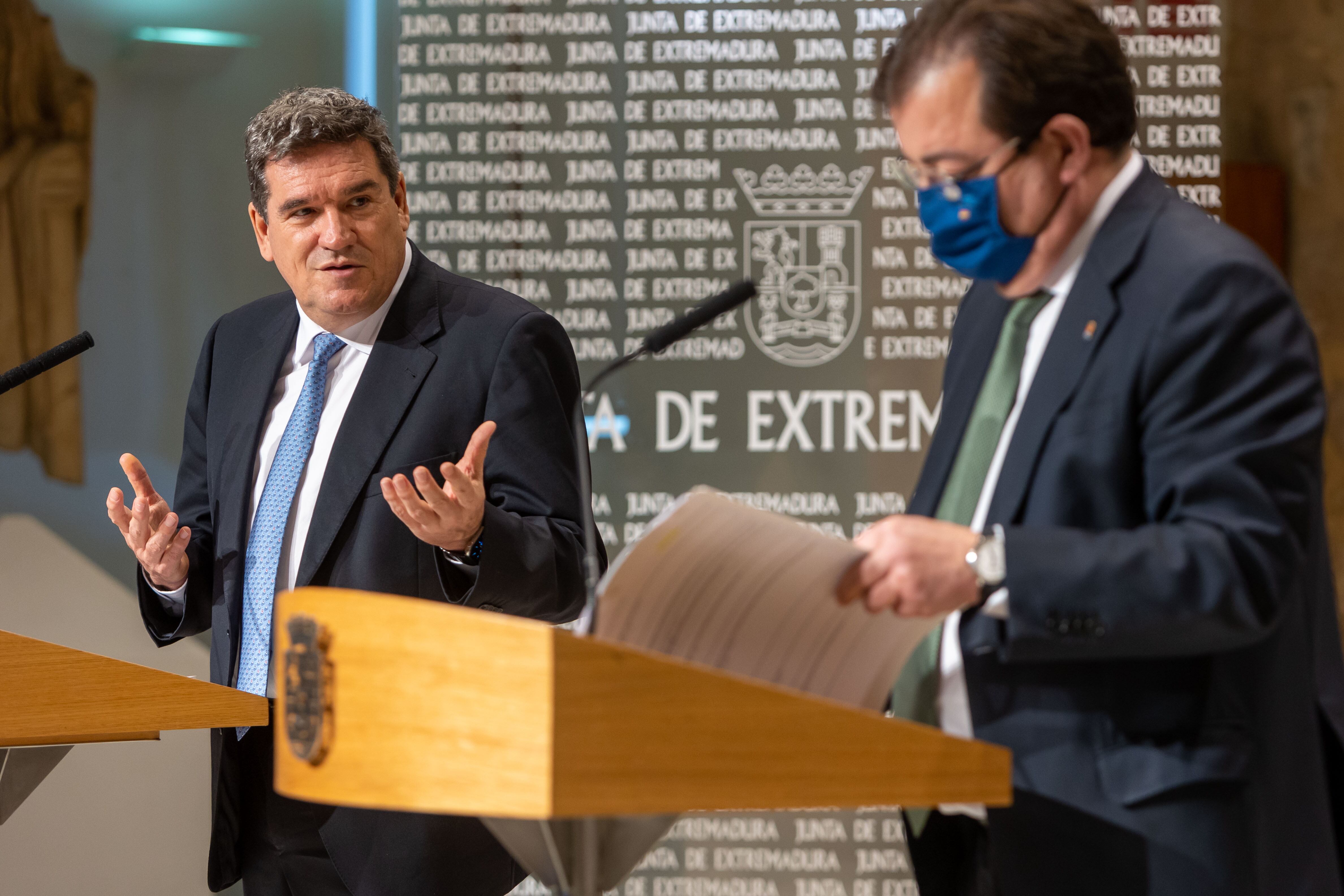 GRAF8963. MÉRIDA, 02/03/2022.- El ministro de Inclusión, Seguridad Social y Migraciones, José Luis Escrivá (i), y el presidente de la Junta de Extremadura, Guillermo Fernández Vara, ofrecen una rueda de prensa tras la reunión que mantuvieron este miércoles en Mérida. EFE/ Jero Morales
