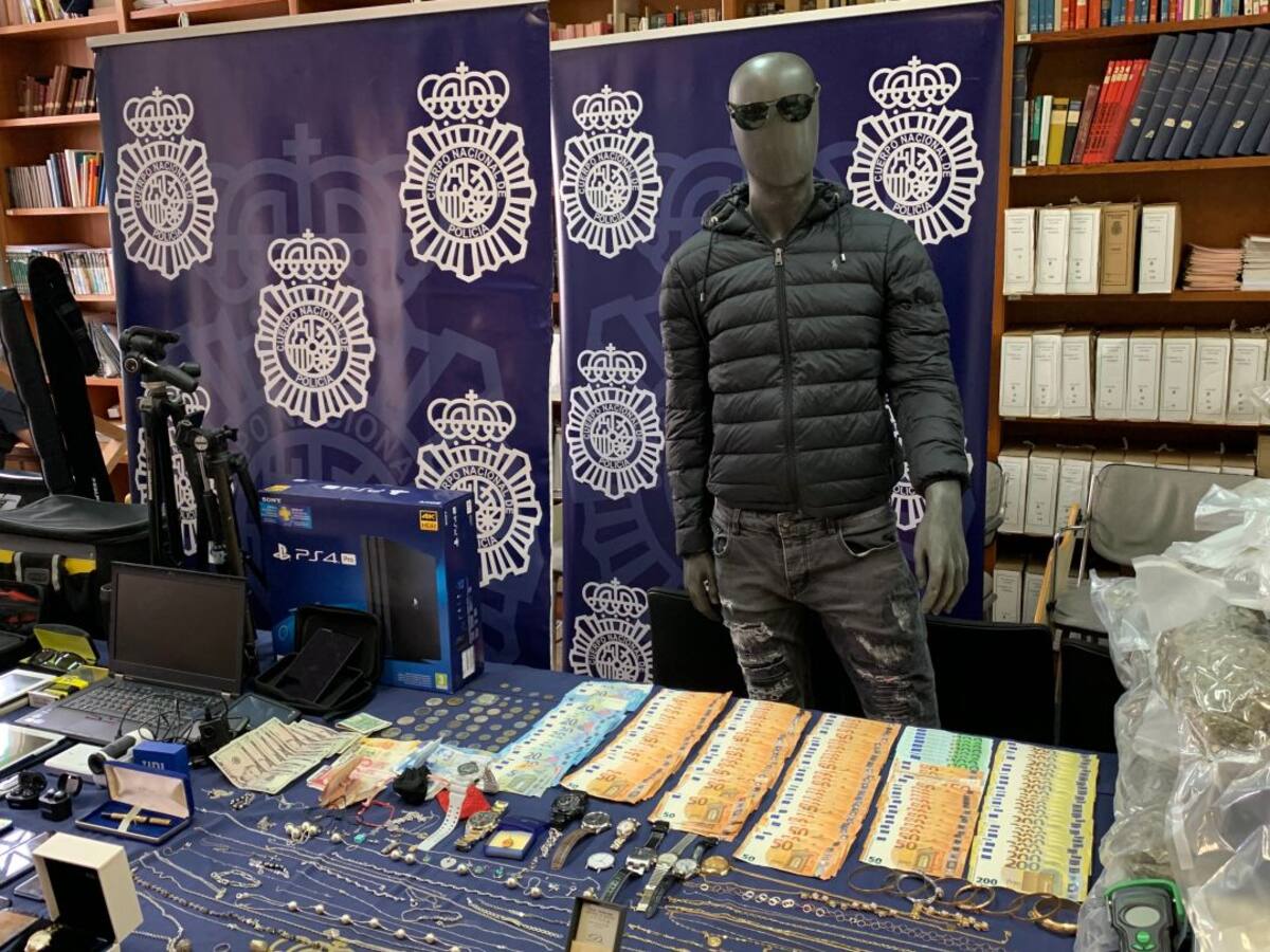 Forzaban coches, robaban las llaves de las casas de sus víctimas y las asaltaban