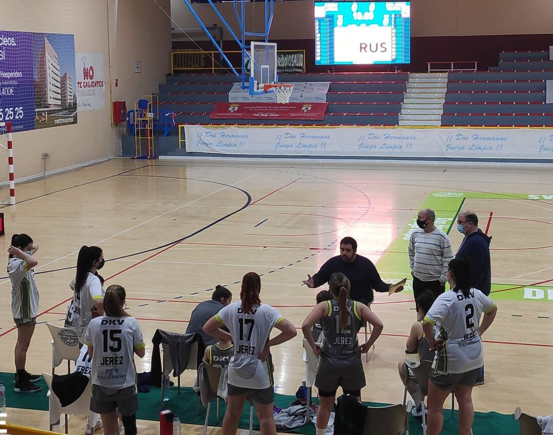 José Galán dando instrucciones a sus jugadoras