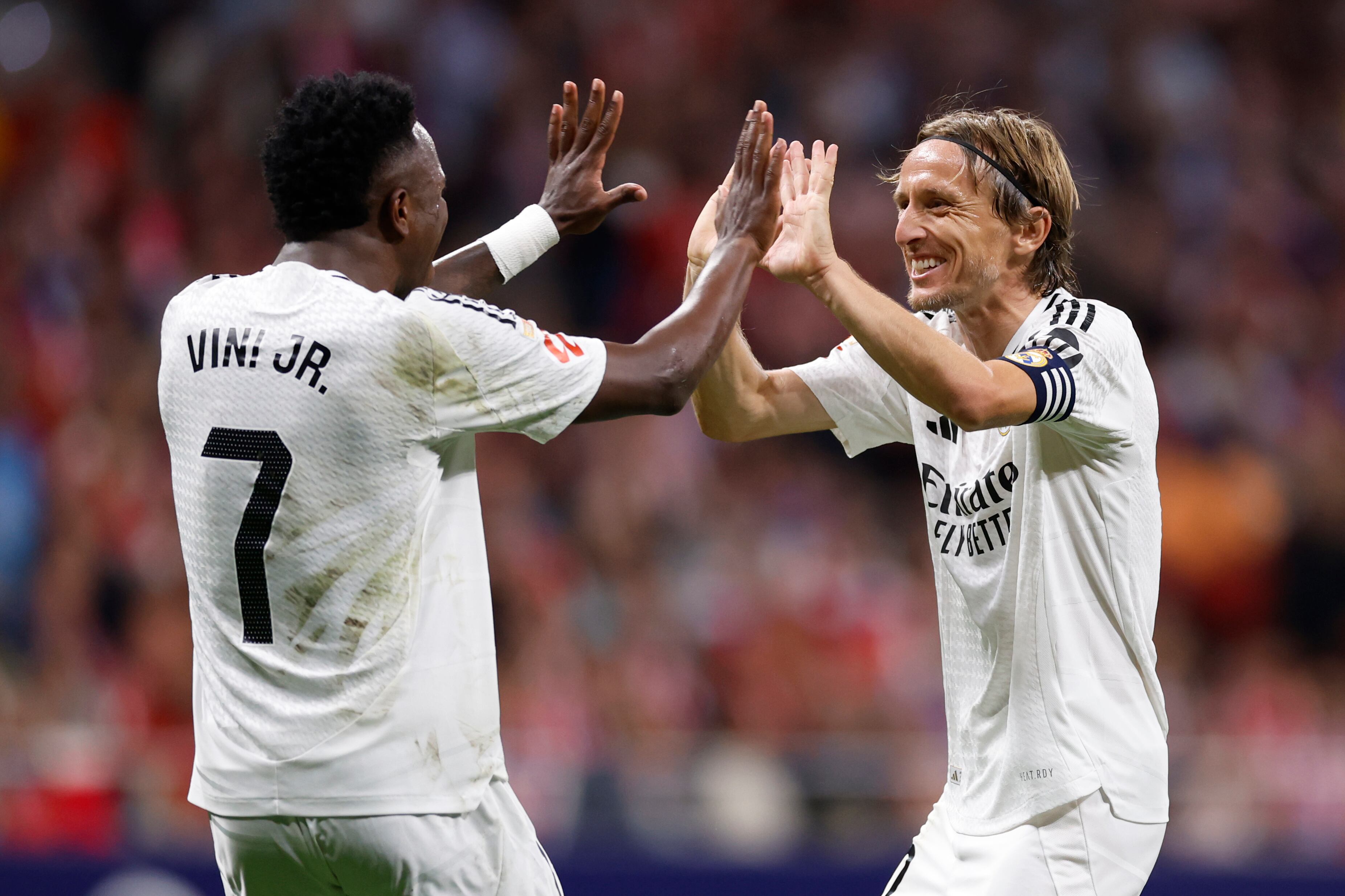 Vinicius y Luka Modric celebran un gol en el Atlético de Madrid-Real Madrid de LaLiga