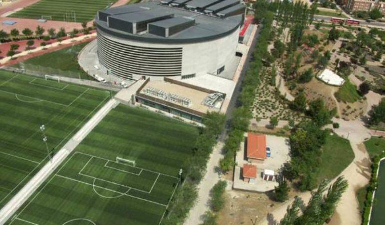 El polideportivo cuenta con varios campos de fútbol que están siendo renovados