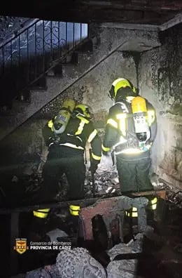 Bomberos en la vivienda donde ha fallecido una mujer a causa de un incendio en Trebujena /EP