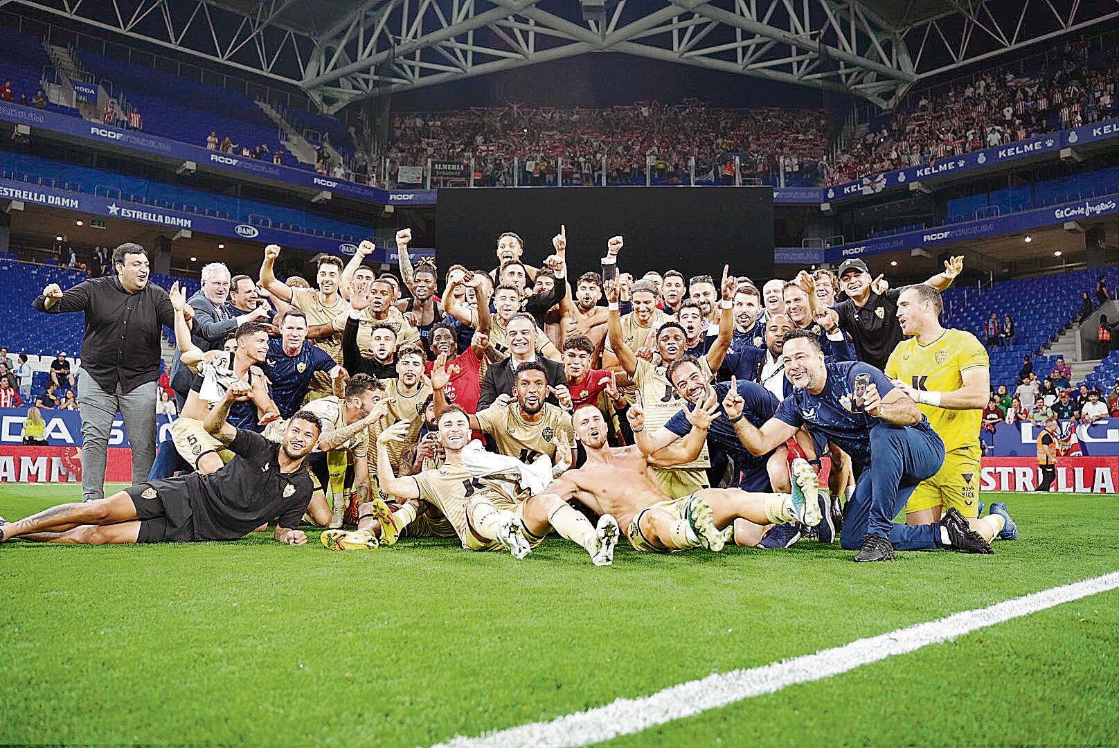 La foto de familia con la afición detrás después de conseguir la permanencia.