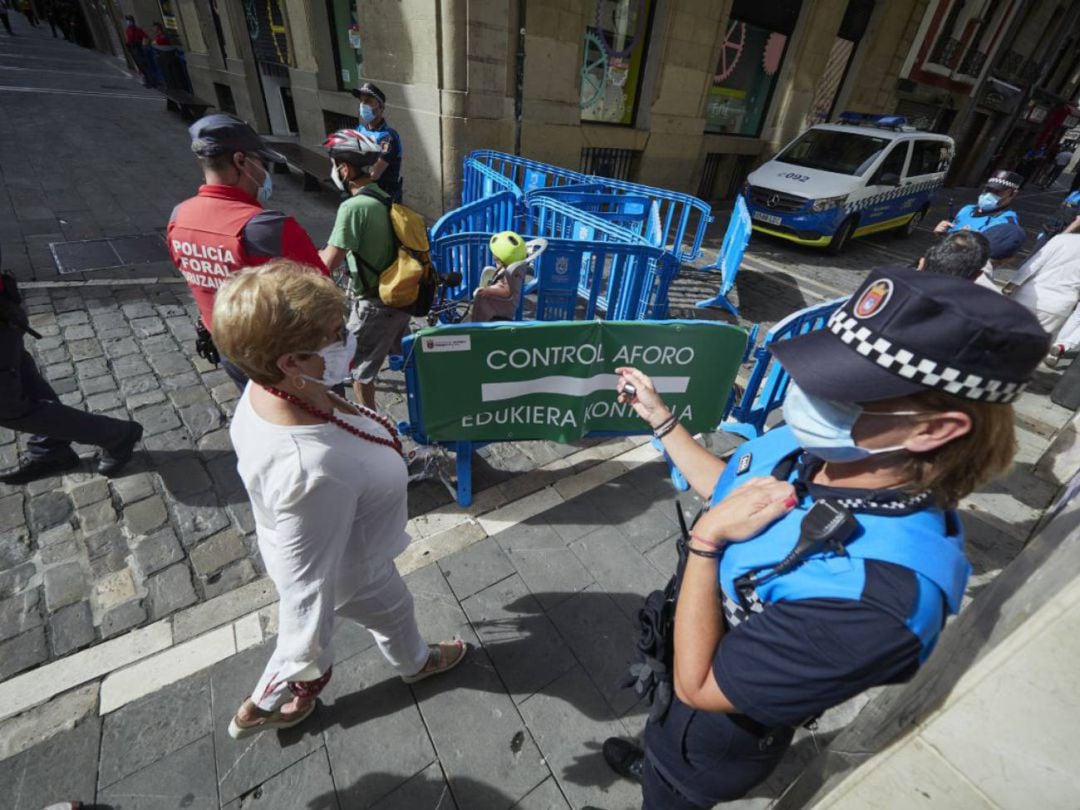Control de aforo de Policía Municipal de Pamplona en San Fermín.