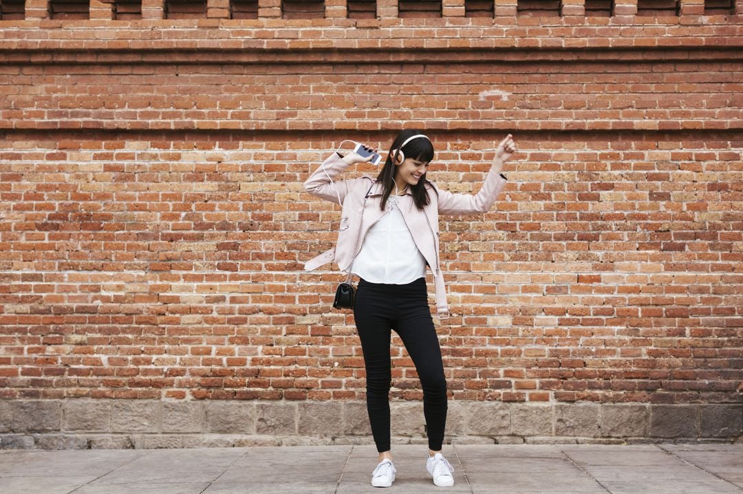 Una chica disfruta de la música. 