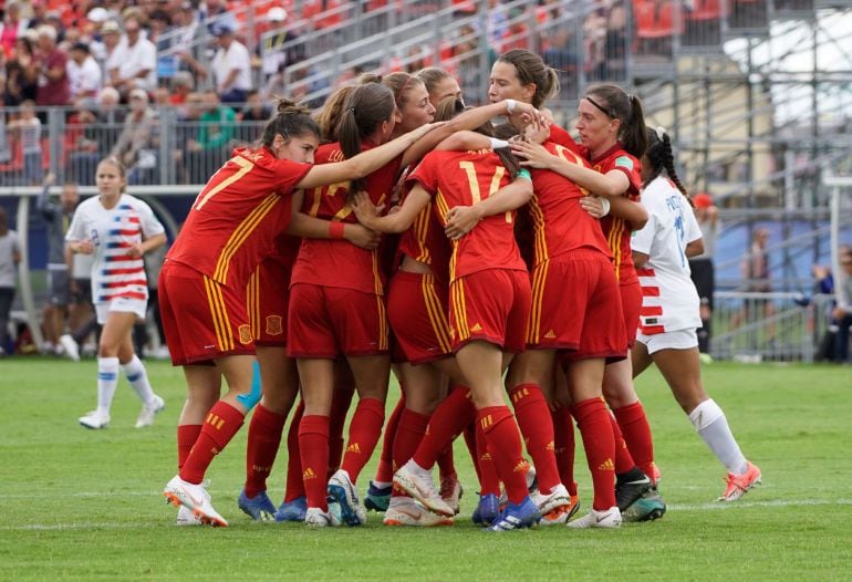 Las jugadoras de España celebran un gol ante Estados Unidos durante el partido del Mundial Sub&#039;20 de fútbol femenino, que se juega en la Bretaña francesa. 