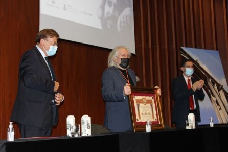 Antoni Miró en el centro de la imagen, flanqueado por el President de la Generalitat, Ximo Puig, y por el alcalde de Alcoy, Toni Francés