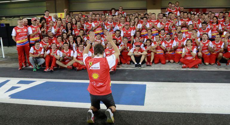 Fernando Alonso se arrodilla ante su equipo para darle las gracias