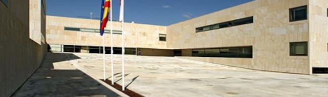 Fachada del colegio "Arzobispo Calzado" en Bolaños, unos de los 7 centros educativos que impartirán clases telemáticas, mientras dure el confinamiento.