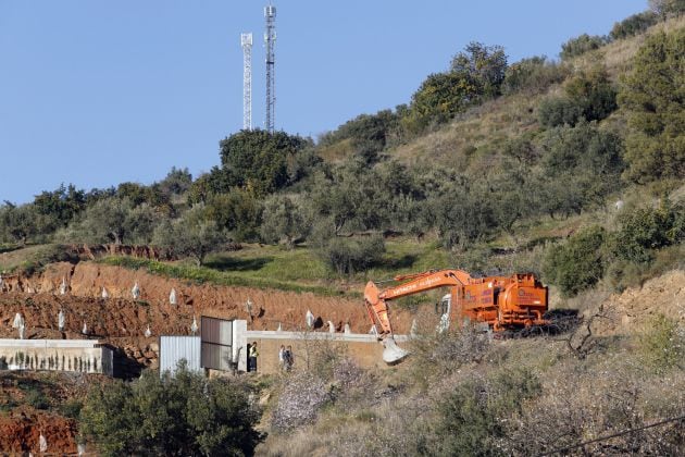 Llegada de la maquinaria para ayudar en las labores de rescate del niño atrapado en el pozo de Totalán