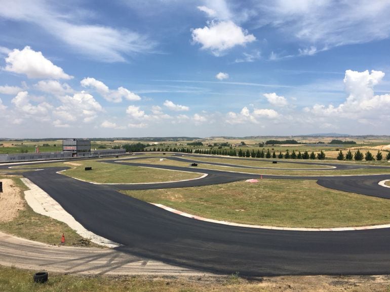 Imagen en perspectiva del Circuito de Kotarr tras el reasfaltado de sus instalaciones.