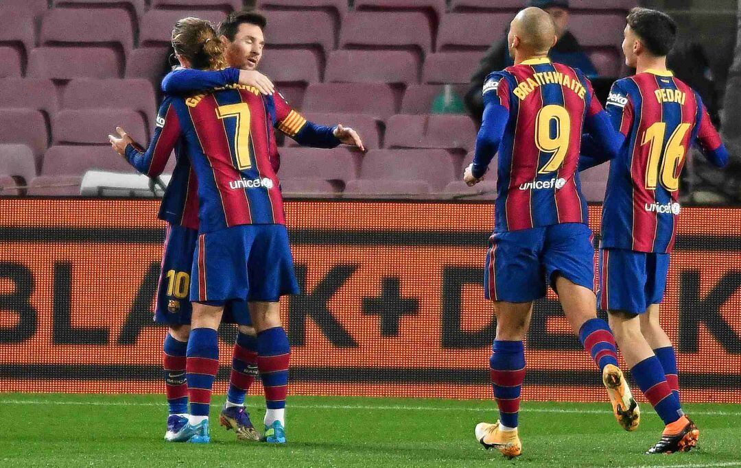 Los jugadores del FC Barcelona celebran un gol de Messi.