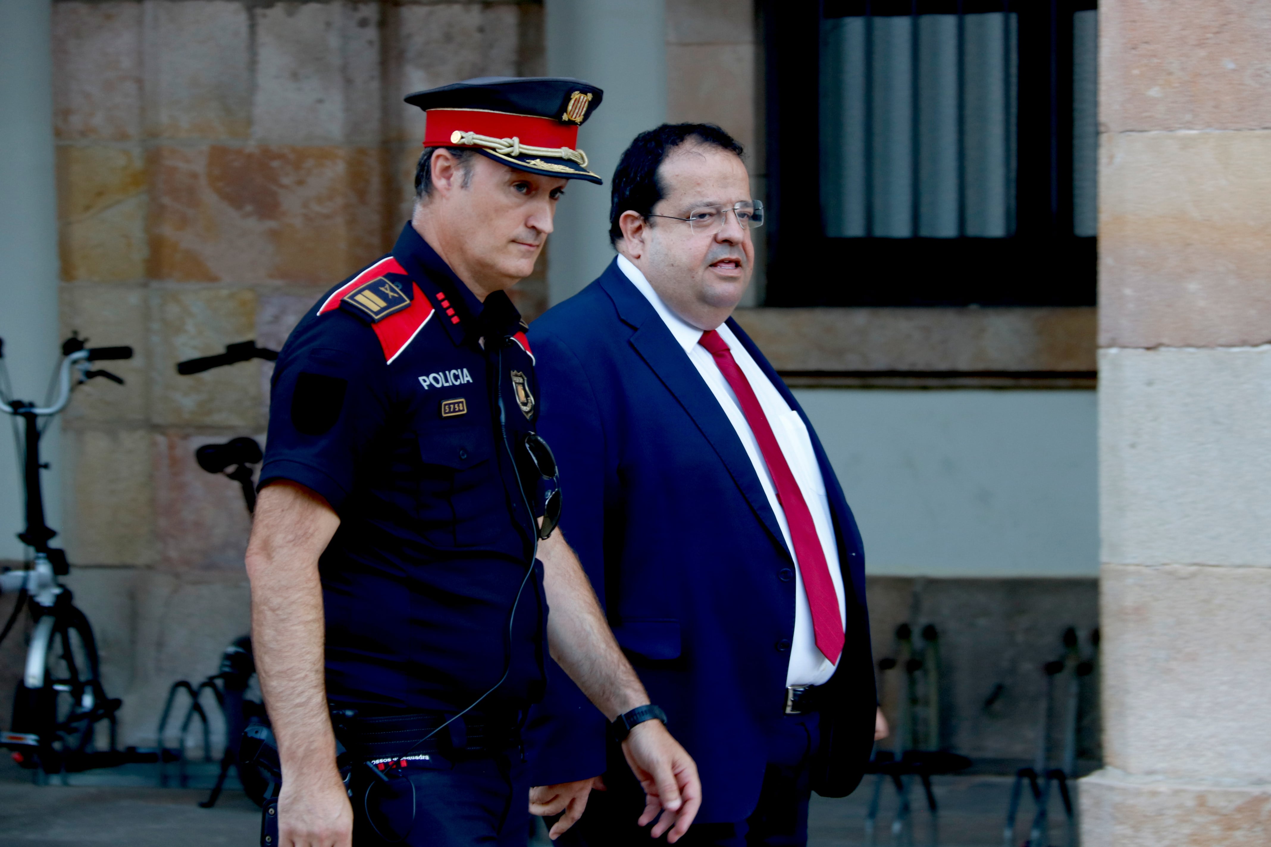 L'excomissari en cap dels Mossos d'Esquadra, Eduard Sallent, amb l'exconseller d'Interior, Joan Ignasi Elena, al Parlament de Catalunya