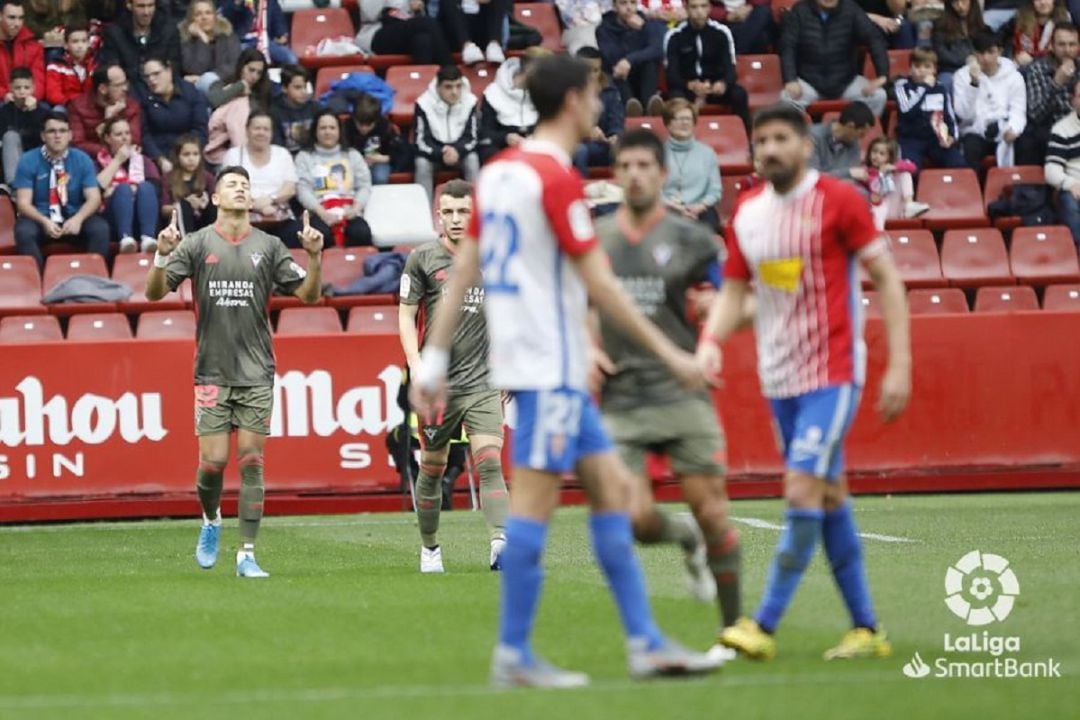 Los jugadores del Mirandés celebran uno de sus goles ante la desesperación de los futbolistas del Sporting