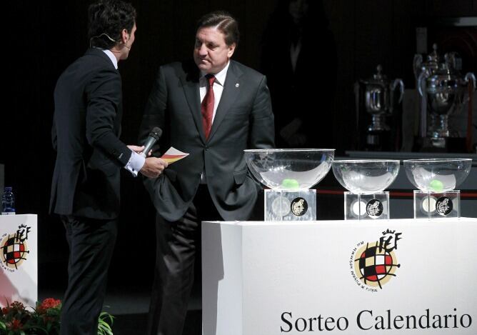 El presidente del Elche, José Sepulcre (d), durante la Asamblea General de la Federación Española de Fútbol (RFEF) que se celebra hoy en la Ciudad del Fútbol.