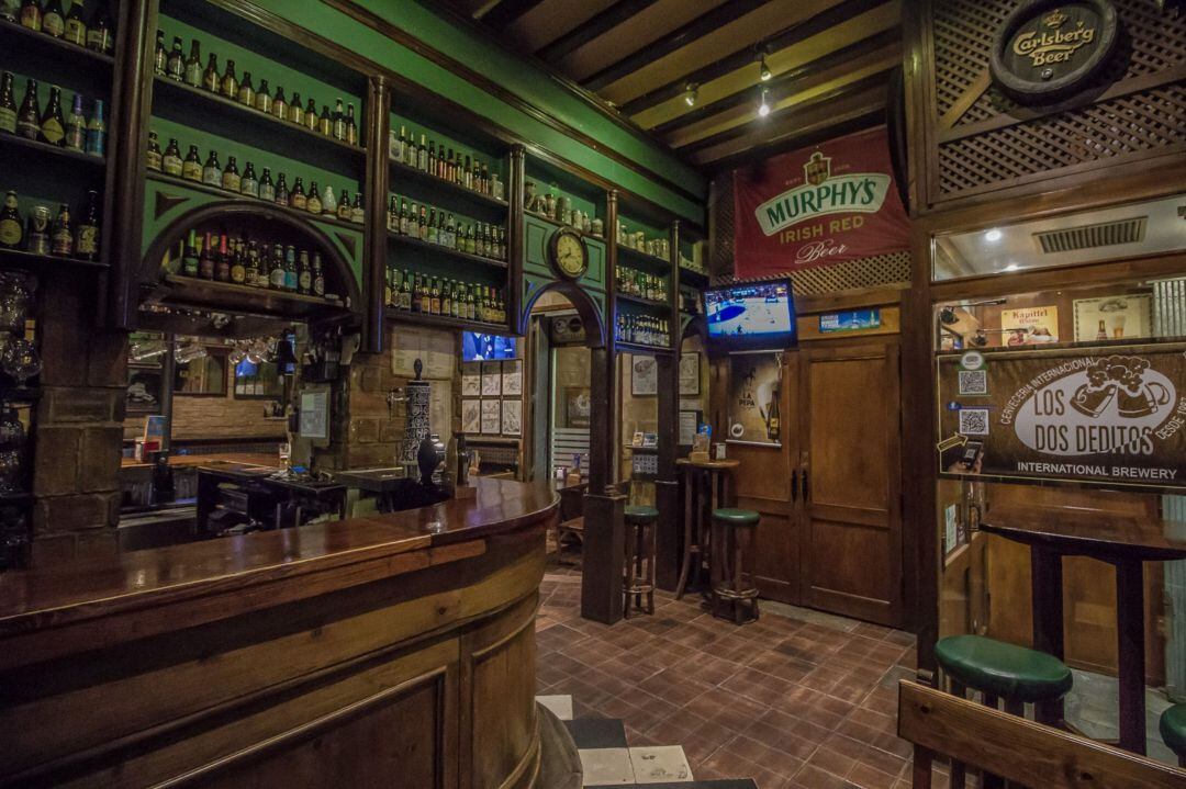 Interior de la cervecería Los dos deditos