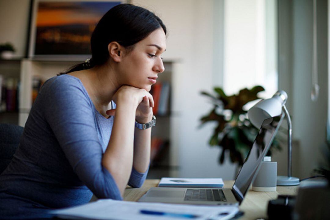 Mujer formándose para el empleo.