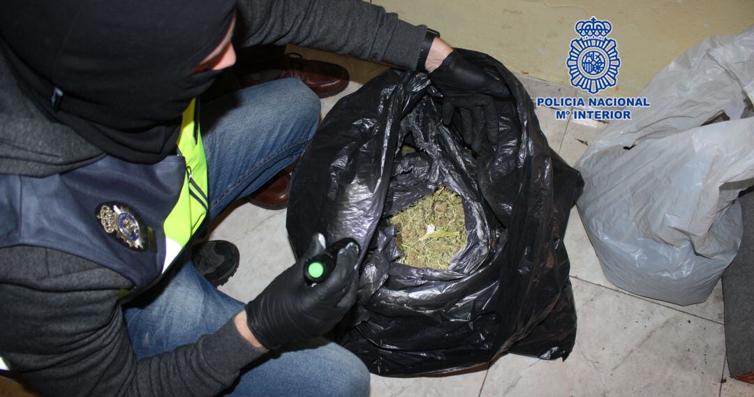 Un agente de la Policía Nacional con una bolsa llena de marihuana