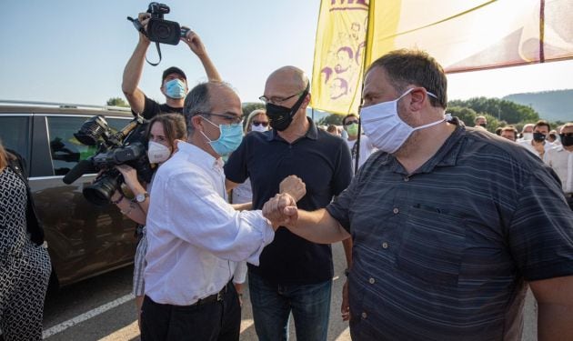 El exvicepresidente de la Generalitat y condenado por el 1-O, Oriol Junqueras, junto a los exconsellers y también condenados Raúl Romeva y Jordi Turull, antes de volver a ingresar en la cárcel de Lledoners (Barcelona) tras la suspensión de su tercer grado