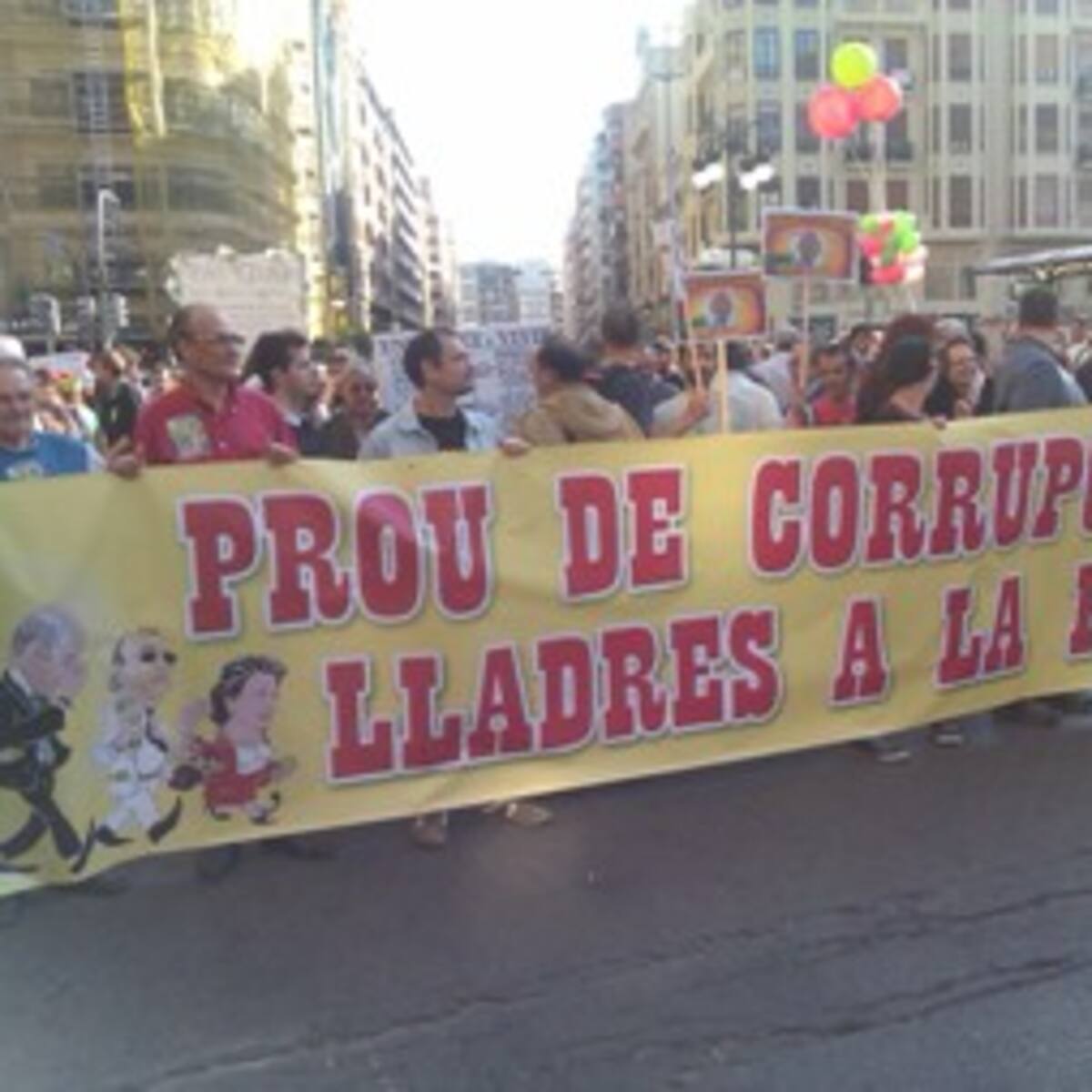 El Col.lectiu contra la Corrupció, convocante de la protesta, pide dimisiones, la devolución del dinero robado y elecciones anticipadas