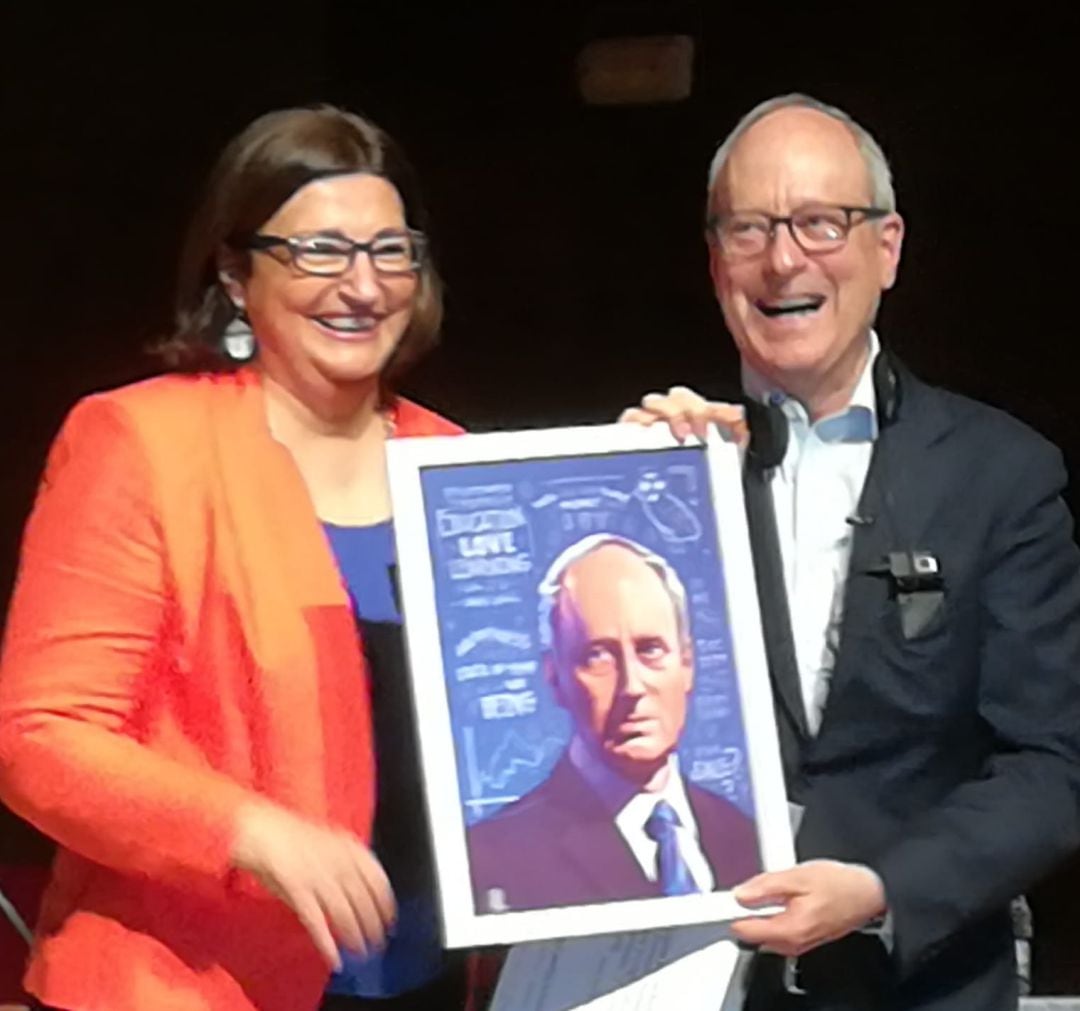 Michael J.Sandel con María José Guerra, presidenta de la Red Española de Filosofía