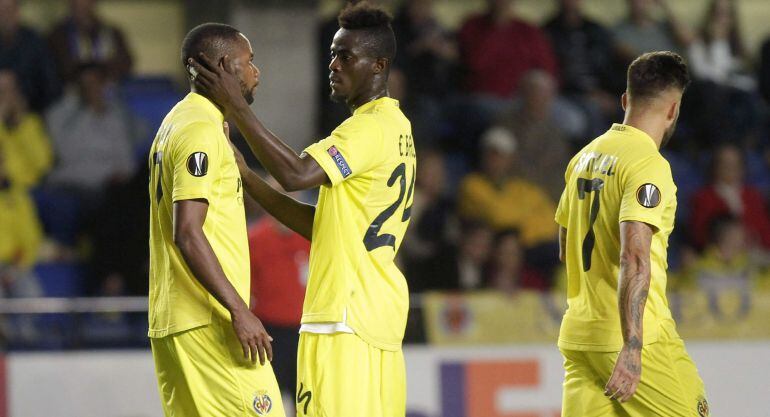  El delantero congoleño del Villarreal Cédric Bakambu (i) celebra su segundo gol con su compañero, el marfileño Eric Baylli (c)