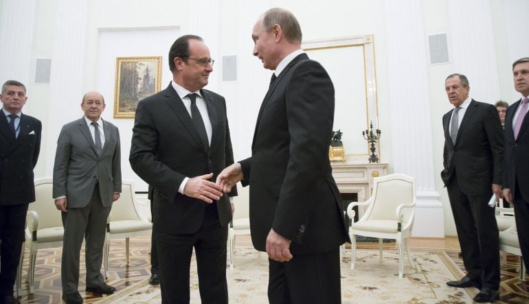 El presidente ruso, Vladimir Putin, saluda a François Hollande en el Kremlin 