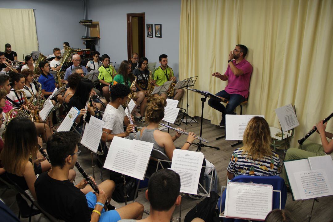 Alumnos de la Escuela de Música de Cuéllar participan en un ensayo de la Banda de Música