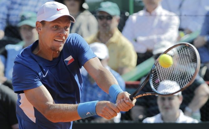 El checo Tomas Berdych devuelve la bola al argentino Carlos Berlocq