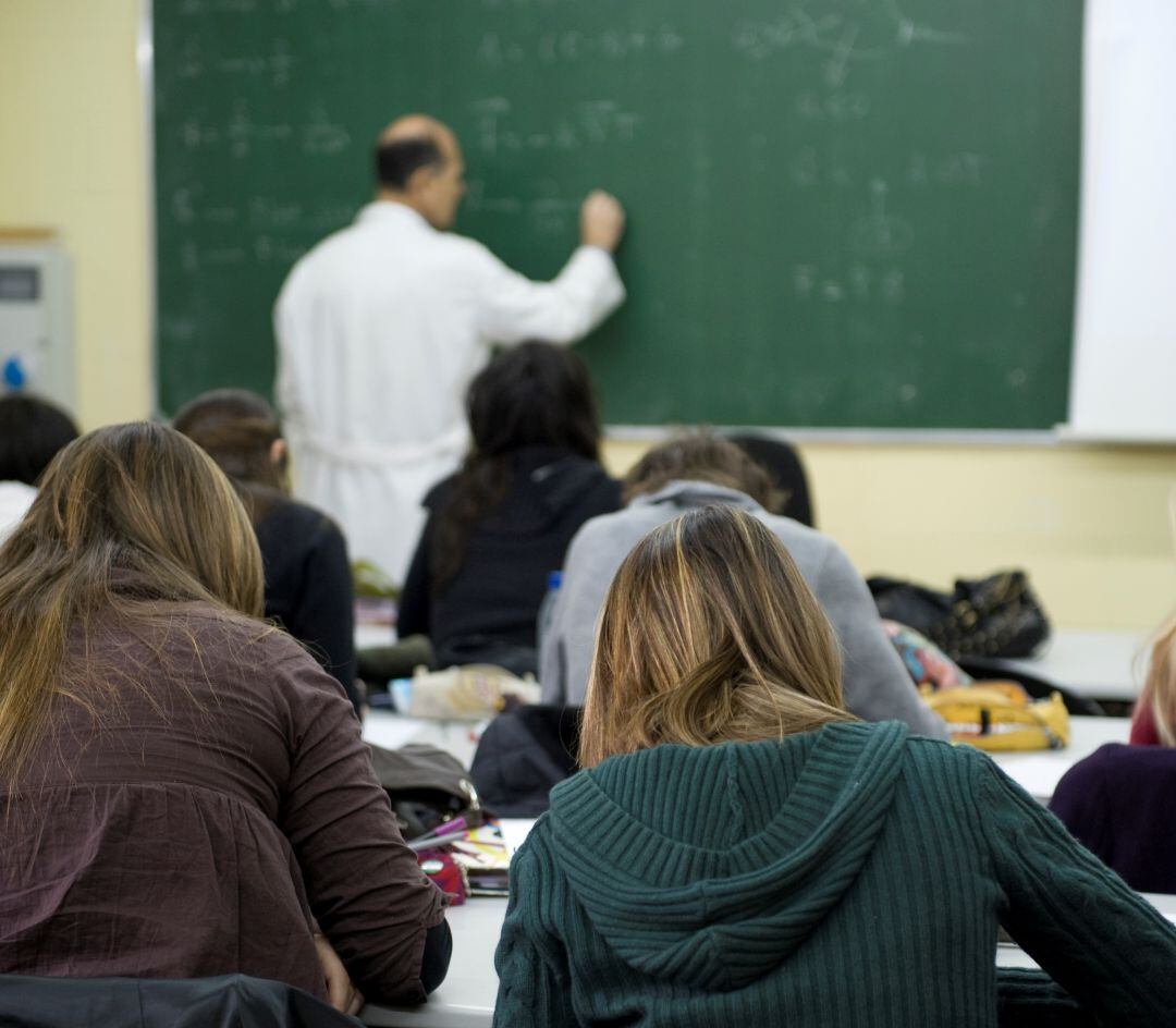 Imatge d'arxiu d'un docent realitzant classe