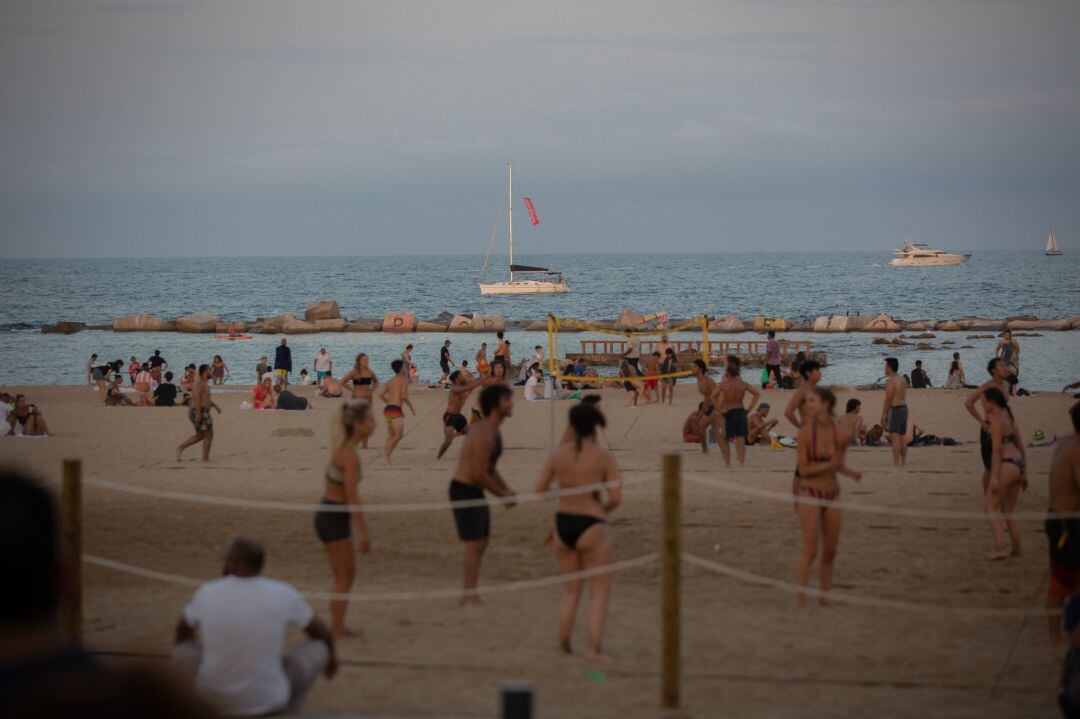 Bañistas en la playa en Barcelona, Cataluña (España)