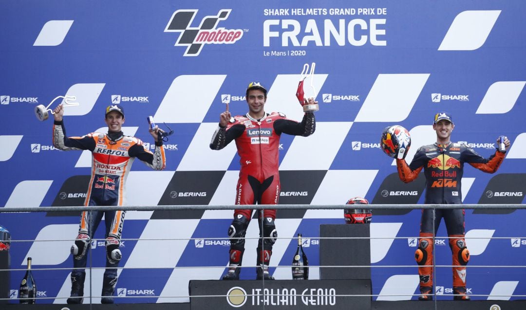 Álex Márquez, Danilo Petrucci y Pol Espargaró celebrando el podio de Moto GP en Le Mans. 