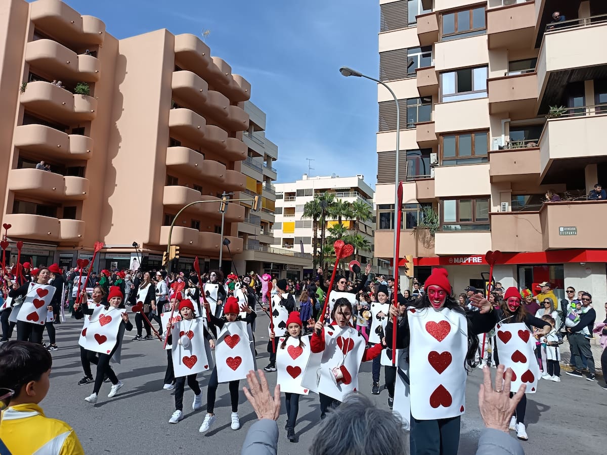 Más de un millar de personas desfilan en la Rúa de Carnaval de Ibiza con el permiso de 'Oriana'