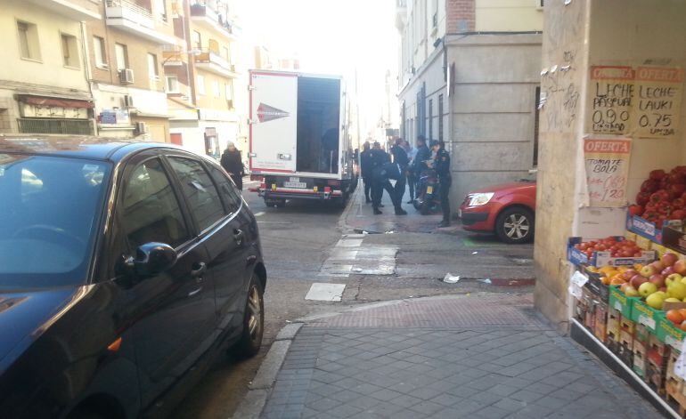 Agentes filiando a vecinos de Tetuán esta mañana