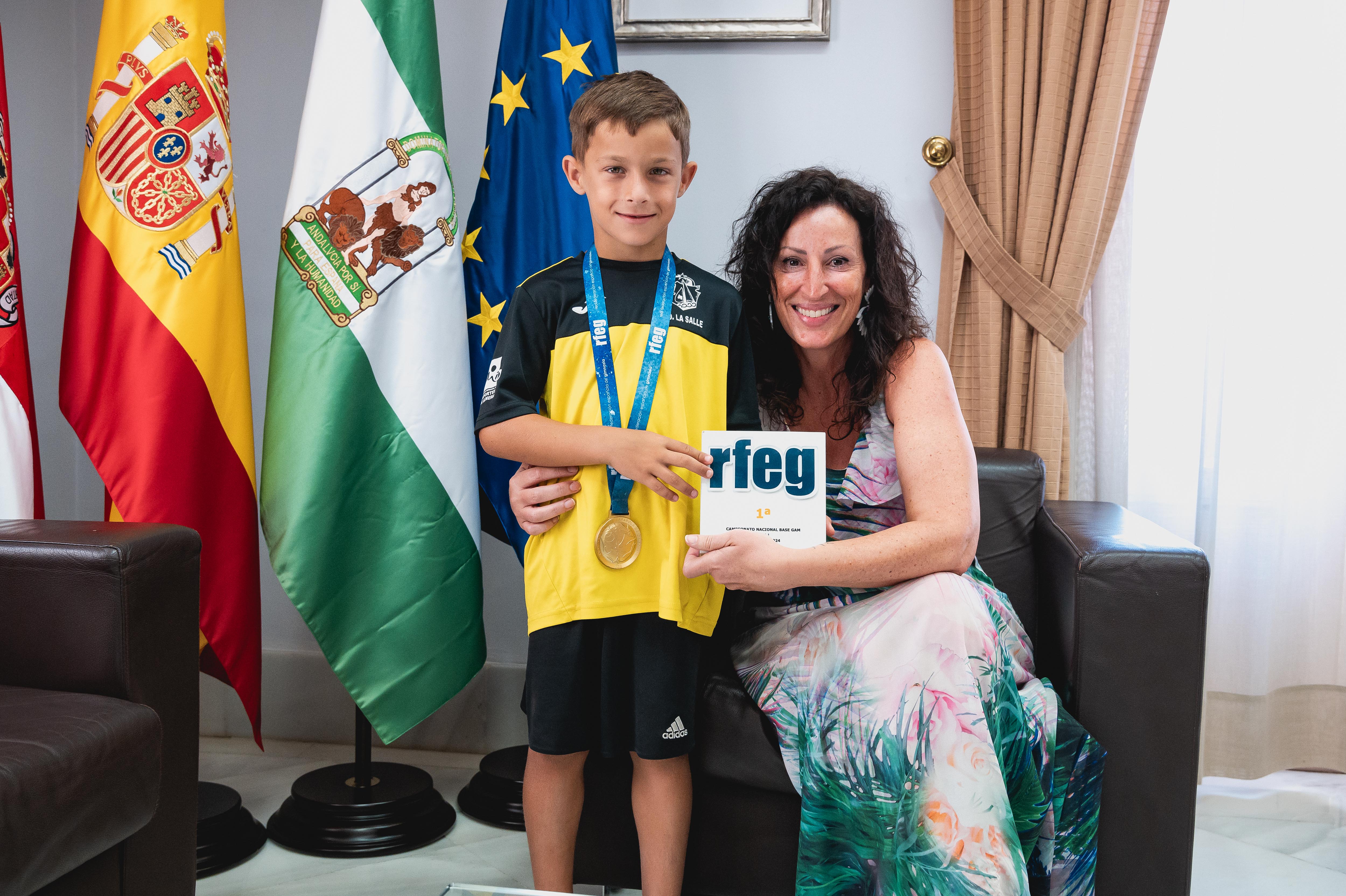 La alcaldesa junto al campeón de España en gimnasia artística.