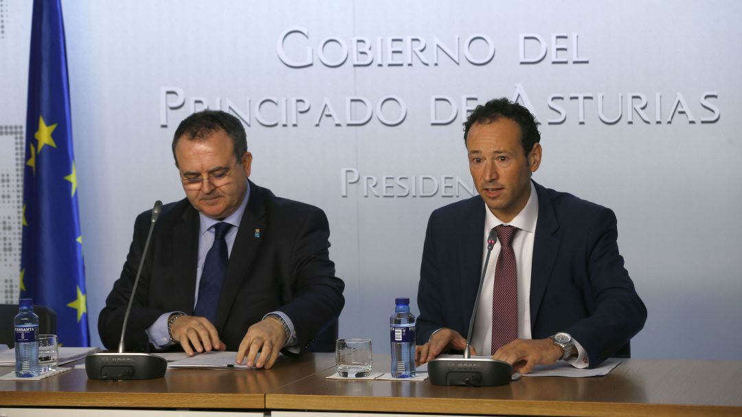 El portavoz del Ejecutivo, Guillermo Martínez junto al consejero de Industria, Isaac Pola