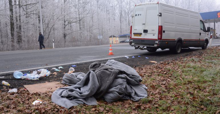 Algunos de los objetos con los que los inmigrantes intentaban cruzar la frontera entre Serbia y Croacia.