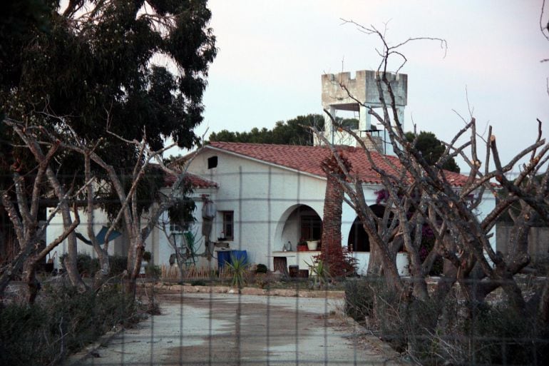 Masia de Cambrils on es van trobar els ossos en una fossa sèptica el gener de 2014