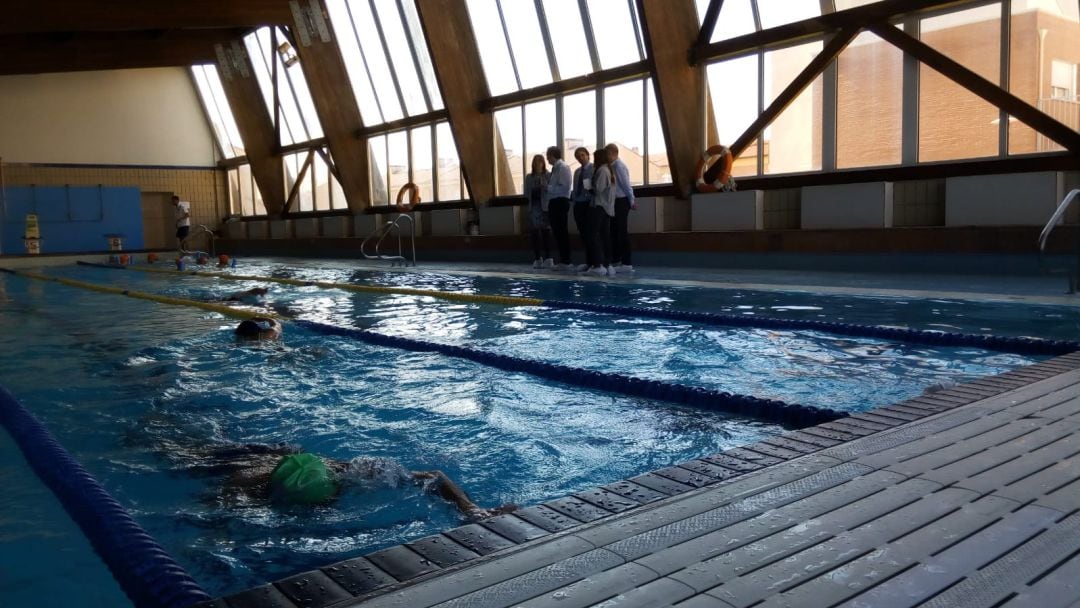 Interior de la piscina municipal cubierta de Aranda