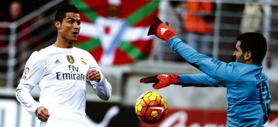 Asier Riesgo detiene una acción de Cristiano Ronaldo