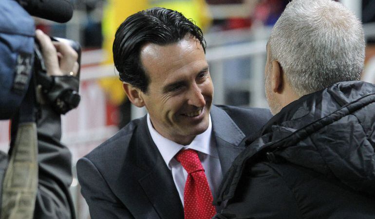 GRA401 SEVILLA. 03/12/2014.- El entrenador del Sevilla FC, Unai Emery, saluda al entrenador del Sabadell, Alejandro Garcia, antes el partido de vuelta de dieciseisavos de final de la Copa del Rey que se disputa hoy en el estadio Ramón Sánchez Pizjuán. EFE/P.GARCIA