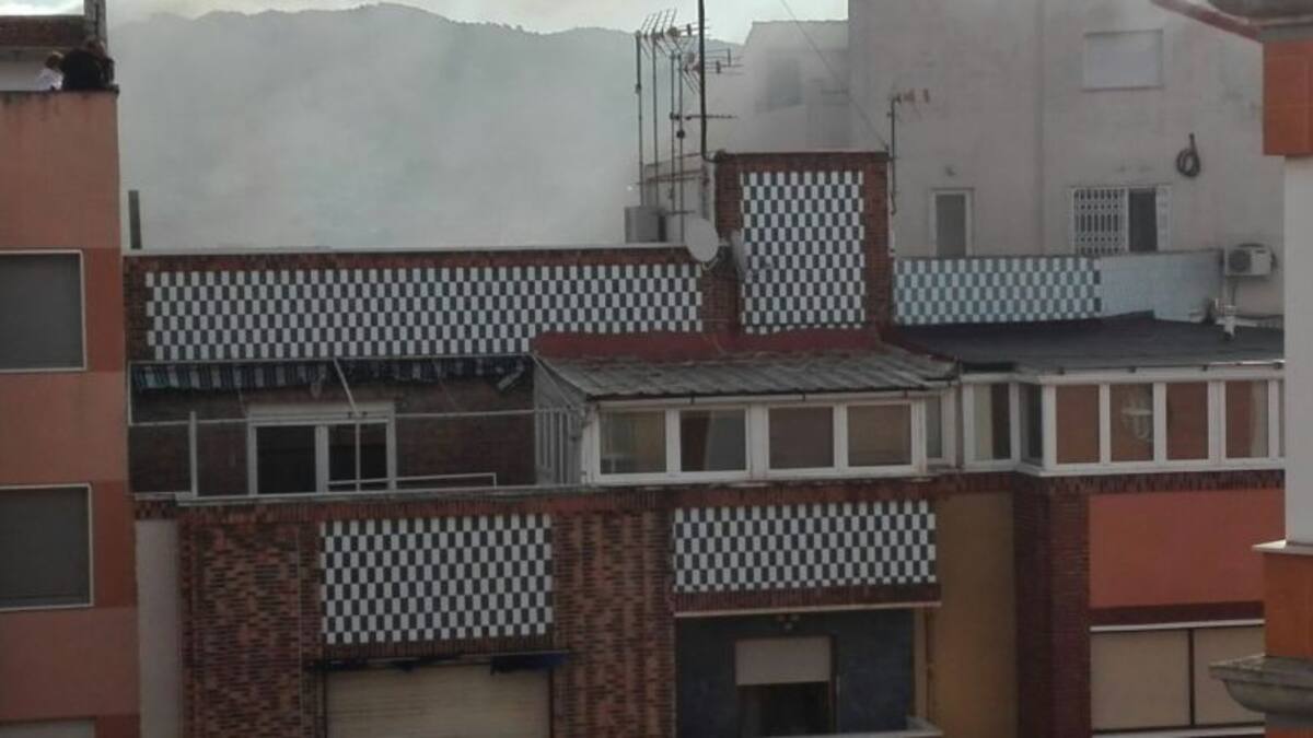 Una colilla mal apagada provoca un incendio en un piso de Sax