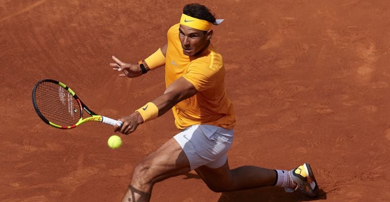 Rafa Nadal trata de llegar a una pelota durante el partido