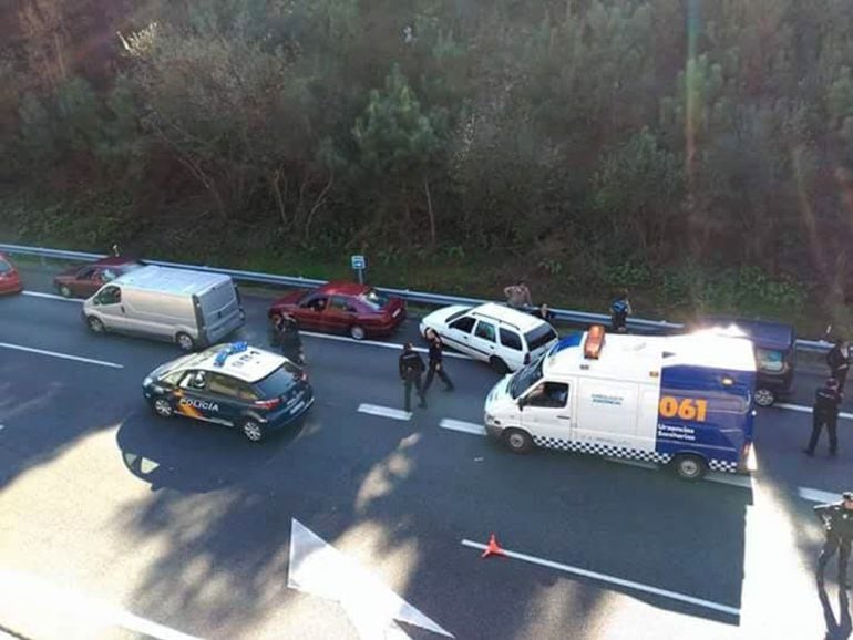 El herido fue trasladado al hospital Álvaro Cunqueiro y la Policía Nacional ha iniciado un dispositivo de control de carreteras para localizar a los autores del tiroteo.